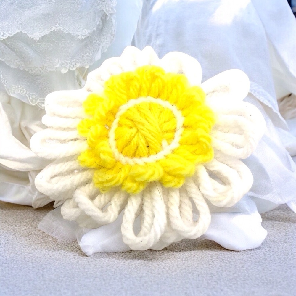 Vintage Handmade 70’s Crocheted Flower Daisy Pin
